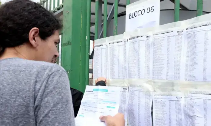 estudante_confere_lista_do_enem_-_foto_valter_campanato-arquivo_agencia_brasil_0